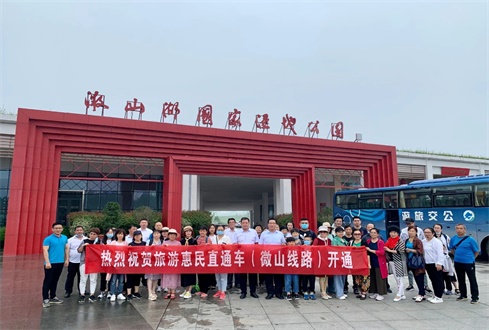 旅游惠民直通車（微山線路）今天正式通車啦！大美微山湖，紅花映碧荷！